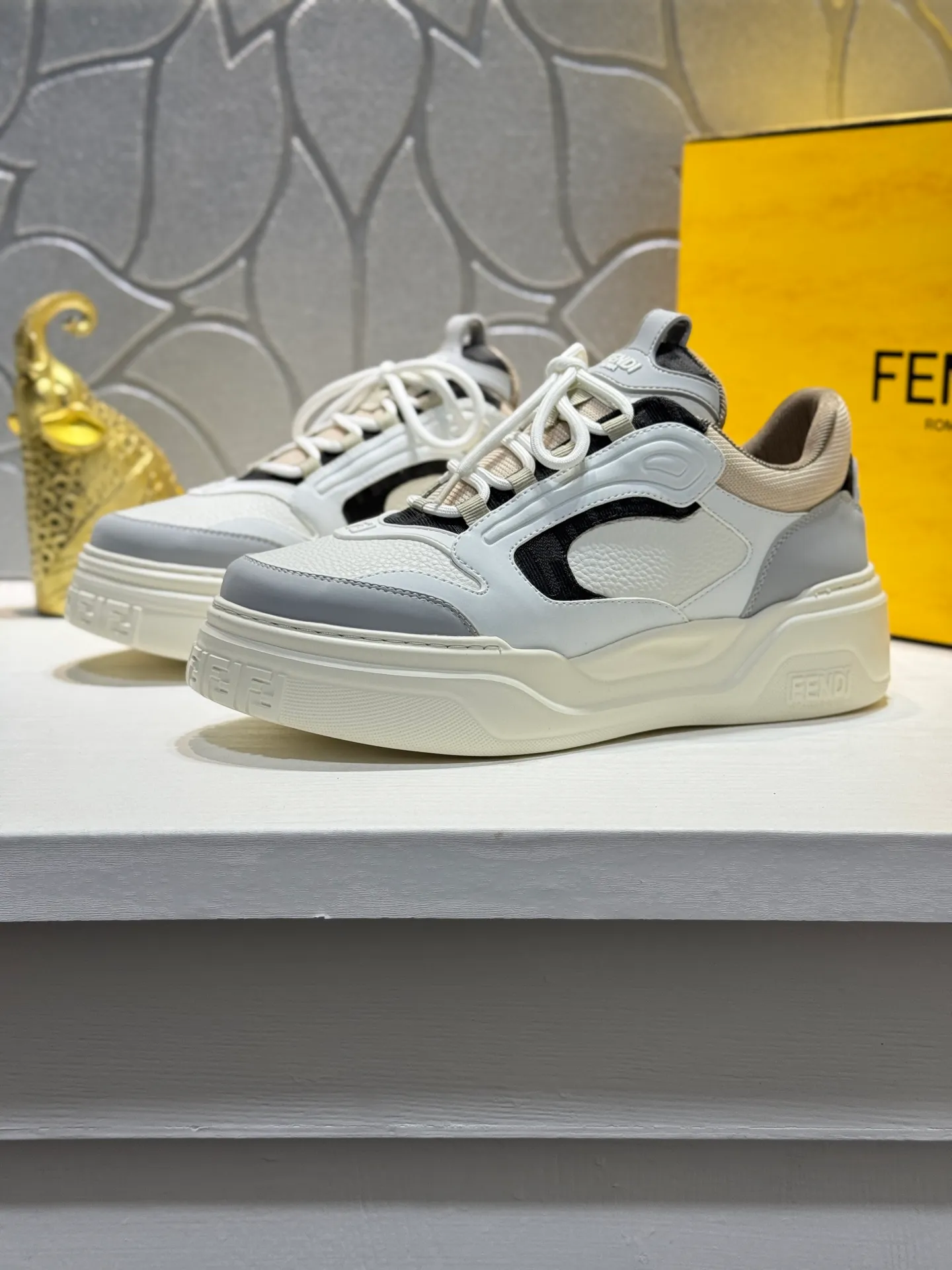 Men's men's shoes 💰560 [New style] 🦥🦥FENDI Fendi high version latest Force series calfskin FF mesh round toe thick sole low-top sports sneakers, these Force lace-up low-top shoes. Made of white full-grain leather and white and brown smooth leather. Padded. Brown FF jacquard and yellow technical fabric details. Lightweight and thick white sole with FF pattern details on the toe and heel ✔️Fabric: Imported first-layer cowhide breathable mesh ✔️Inner lining: Customized breathable mesh ✔️Sole: Open-molded rubber foam material ✔️Sole thickness: 7CM Size: #Men's 38-44 (45 is custom-made and cannot be returned or exchanged